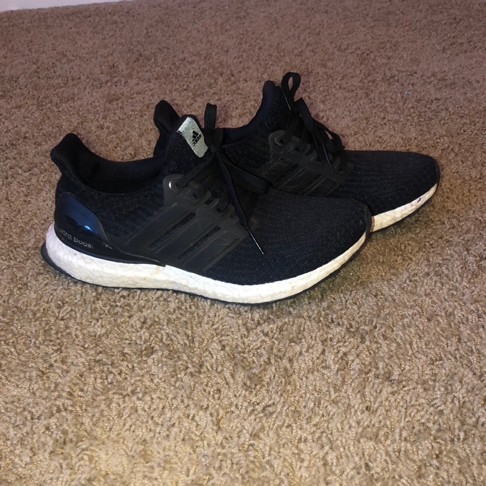 7.5 ADIDAS ULTRA BOOSTS GENTLY USED